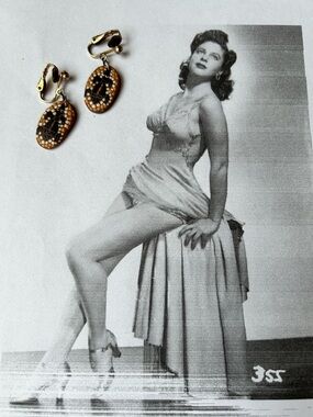 Vintage Oval Dangle Clip-On Earrings in Black and Gold